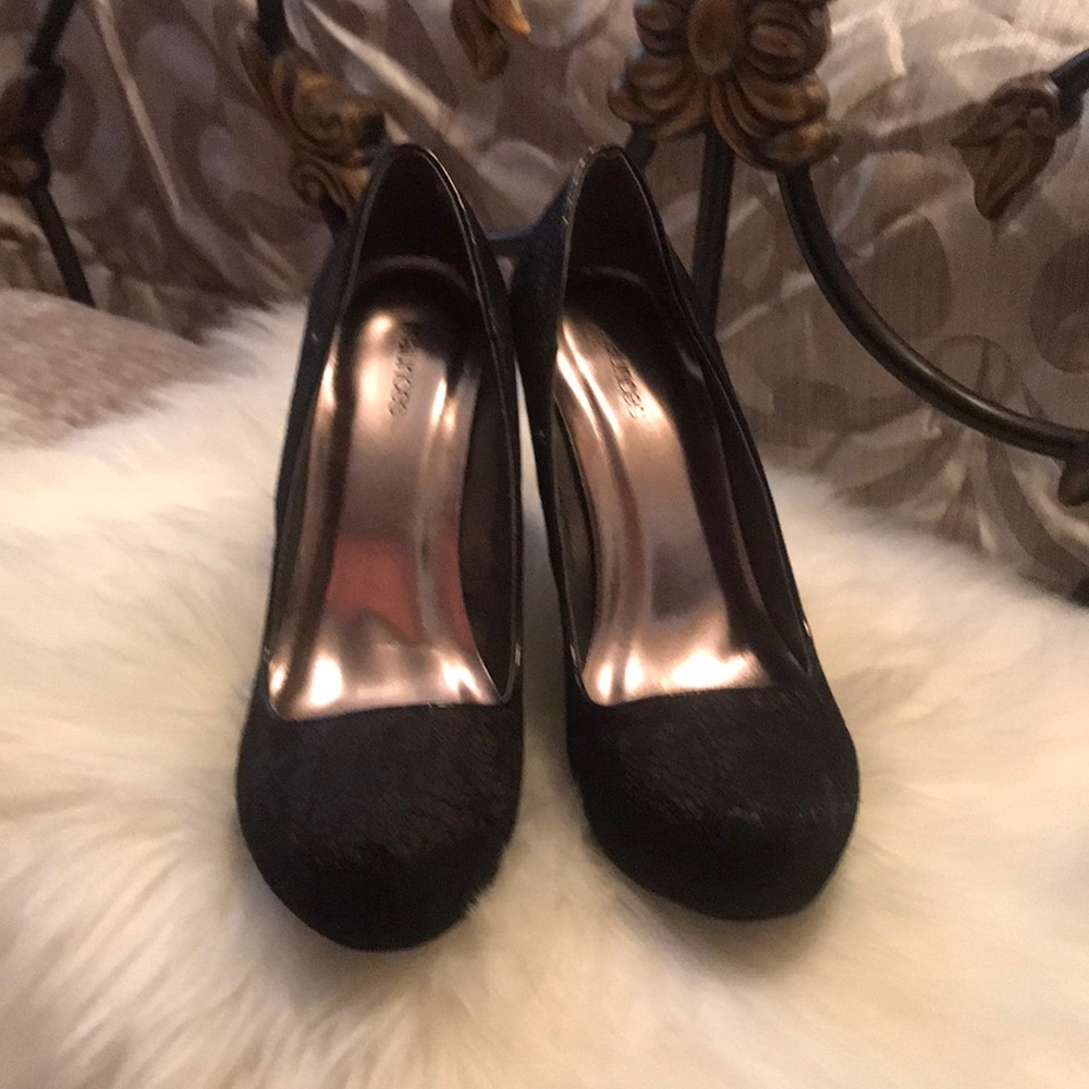 Hadley lace pump in black.